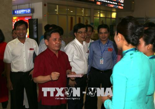 Ông Nguyễn Văn Thể, Bộ trưởng Bộ Giao thông Vận tải thăm hỏi nhân viên các hãng hàng không. Ảnh: Trần Xuân Tình/TTXVN