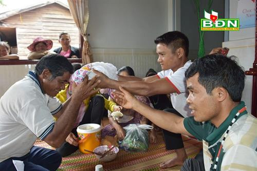 Chú rể đặt lễ vật tặng lên đầu người thân Chú rể đặt lễ vật tặng lên đầu người thân
