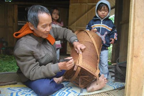 Người Cơ Tu đan gùi bằng thân mây.