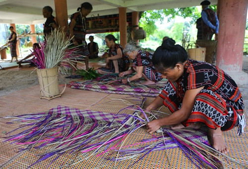 Chiếu dứa dùng rất bền, mát và hiện đã phát triển thành sản phẩm hàng hóa, được khách hàng ưa chuộng Chiếu dứa dùng rất bền, mát và hiện đã phát triển thành sản phẩm hàng hóa, được khách hàng ưa chuộng
