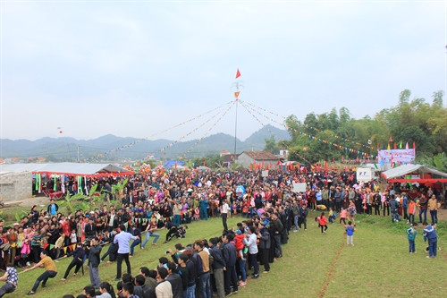 Lễ hội lồng thồng Bủng Kham thu hút đông đảo người dân trong huyện và hàng nghìn lượt du khách từ khắp nơi về dự hội.