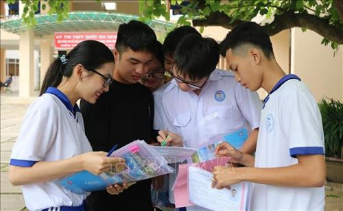 Thí sinh tại điểm thi Trường Trung học Phổ thông Thực hành Sư phạm (thành phố Long Xuyên, tỉnh An Giang) trao đổi sau khi hoàn thành bài thi tổ hợp Khoa học xã hội. Ảnh: Công Mạo-TTXVN