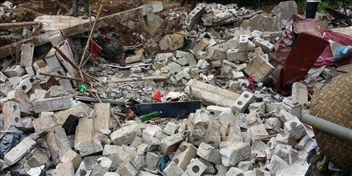 Căn nhà cấp 4 của anh Nông Văn Trường biến thành đống đổ nát sau vụ sạt lở đá. Ảnh: CTV-TTXVN Căn nhà cấp 4 của anh Nông Văn Trường biến thành đống đổ nát sau vụ sạt lở đá. Ảnh: CTV-TTXVN