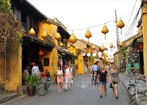 Khách du lịch trong và ngoài nước tham quan phố cổ Hội An. Ảnh: Minh Đức – TTXVN Khách du lịch trong và ngoài nước tham quan phố cổ Hội An. Ảnh: Minh Đức – TTXVN