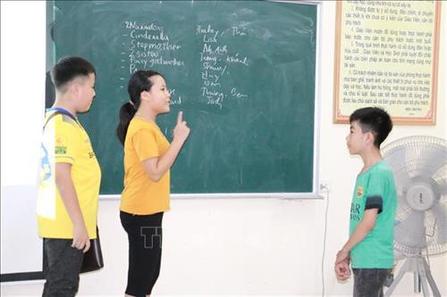 Lớp học dạy tiếng Anh miễn phí cho học sinh vùng khó ở huyện Nghi Lộc, tỉnh Nghệ An. Ảnh: Bích Huệ - TTXVN Lớp học dạy tiếng Anh miễn phí cho học sinh vùng khó ở huyện Nghi Lộc, tỉnh Nghệ An. Ảnh: Bích Huệ - TTXVN