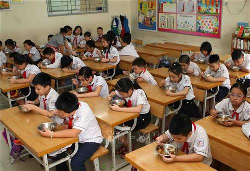 Hà Nội luôn dành sự quan tâm đặc biệt đối với sự nghiệp giáo dục và đào tạo thế hệ trẻ, coi đó là trọng điểm ưu tiên trong chính sách phát triển, đáp ứng tiêu chí của UNESCO về thúc đẩy phát triển văn hóa giáo dục, chăm lo giáo dục công dân và thế hệ trẻ. Trong ảnh: Công tác an toàn thực phẩm trong trường học ngày càng đạt kết quả cao cả về chất và lượng. Ảnh: Thanh Tùng - TTXVN