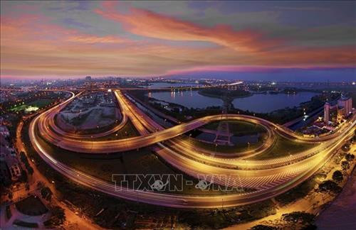 Công tác quy hoạch, xây dựng và quản lý đô thị có chuyển biến tích cực; nhiều dự án, công trình giao thông, chỉnh trang đô thị được triển khai, đưa vào sử dụng và phát huy hiệu quả. Trong ảnh: Nút giao thông cửa ngõ phía Nam - một trong những công trình giao thông trọng điểm của Hà Nội, giúp cải thiện đáng kể mạng lưới giao thông. Ảnh: Trọng Đạt - TTXVN