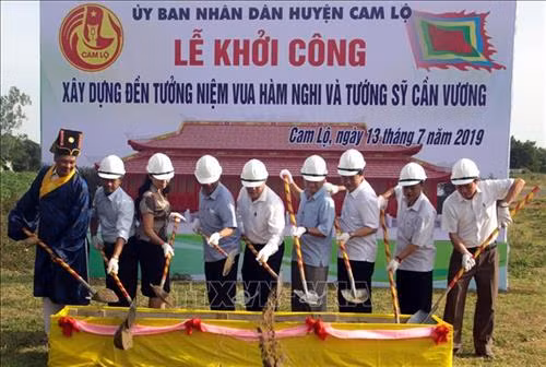 Lãnh đạo tỉnh Quảng Trị cùng lãnh đạo huyện Cam Lộ và các ban, ngành làm lễ khởi công công trình. Ảnh: Trịnh Bang Nhiệm - TTXVN