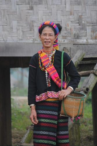 Người Bru - Vân Kiều ra suối nhặt những viên sỏi to bằng nắm tay, dài dùng làm xà hùa Người Bru - Vân Kiều ra suối nhặt những viên sỏi to bằng nắm tay, dài dùng làm xà hùa