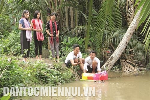 Lễ Sen Đôn Ta có hàm ý nhắc nhở con cháu hiếu thuận, biết ơn ông bà, cha mẹ. Ảnh: Chanh Đa Tiễn ông bà, tổ tiên bằng thuyền làm từ bẹ chuối là nghi thức đặc trưng trong lễ Sen Đôn Ta của người Khmer Nam Bộ. Ảnh: Chanh Đa Lễ Sen Đôn Ta có hàm ý nhắc nhở con cháu hiếu thuận, biết ơn ông bà, cha mẹ. Ảnh: Chanh Đa Tiễn ông bà, tổ tiên bằng thuyền làm từ bẹ chuối là nghi thức đặc trưng trong lễ Sen Đôn Ta của người Khmer Nam Bộ. Ảnh: Chanh Đa