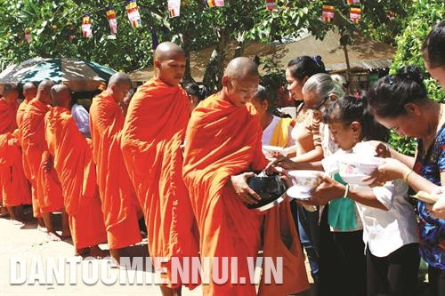 Nghi thức đặt bát hội trong dịp lễ Sen Đôn Ta 2019 tại chùa Chreytaso ở xã Ngũ Lạ, huyện Duyên Hải (Trà Vinh). Ảnh: Yến Thanh Nghi thức đặt bát hội trong dịp lễ Sen Đôn Ta 2019 tại chùa Chreytaso ở xã Ngũ Lạ, huyện Duyên Hải (Trà Vinh). Ảnh: Yến Thanh