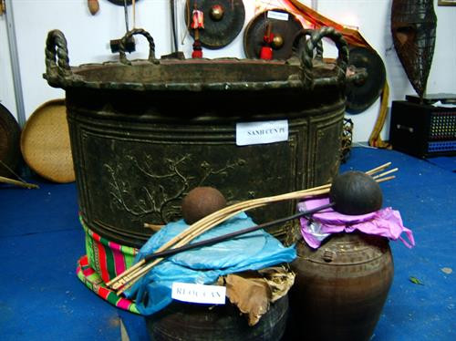 Một số vật gia dụng và đồ tế lễ trưng bày trong Lễ hội Văn hóa Mường tại Hòa Bình. Ảnh: vi.wikipedia.org Một số vật gia dụng và đồ tế lễ trưng bày trong Lễ hội Văn hóa Mường tại Hòa Bình. Ảnh: vi.wikipedia.org