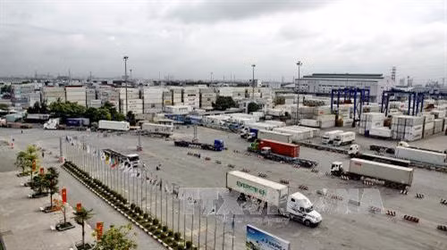 Hoạt động vận chuyển hàng hóa tại Tân Cảng Sài Gòn. Ảnh: Thế Anh-TTXVN