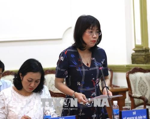 Bà Nguyễn Thị Thu Hoa, Phó Giám đốc Sở Kế hoạch và Đầu tư đọc báo cáo kinh tế xã hội 7 tháng đầu năm 2018. Ảnh: Trần Xuân Tình – TTXVN Bà Nguyễn Thị Thu Hoa, Phó Giám đốc Sở Kế hoạch và Đầu tư đọc báo cáo kinh tế xã hội 7 tháng đầu năm 2018. Ảnh: Trần Xuân Tình – TTXVN