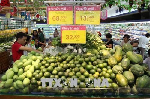 Đông đảo người tiêu dùng mua sắm tại hệ thống siêu thị Saigon Co.op. Ảnh: Thanh Vũ-TTXVN