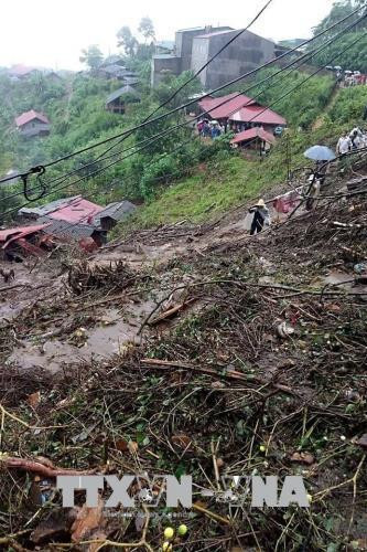Lực lượng biên phòng và chính quyền xã Sín Chải đang giúp các hộ dân di dời đến nơi an toàn. Ảnh: Việt Hoàng - TTXVN Lực lượng biên phòng và chính quyền xã Sín Chải đang giúp các hộ dân di dời đến nơi an toàn. Ảnh: Việt Hoàng - TTXVN