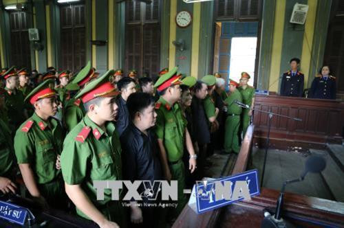 Các bị cáo nghe Hội đồng xét xử tuyên án . Ảnh: Thành Chung - TTXVN
