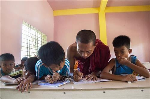 Sư Danh Sóc Kha tại chùa Tà Bết, xã Thạnh Lộc (Châu Thành, Kiên Giang) dạy tiếng Khmer cho các em nhỏ. Ảnh: Hồng Đạt - TTXVN Sư Danh Sóc Kha tại chùa Tà Bết, xã Thạnh Lộc (Châu Thành, Kiên Giang) dạy tiếng Khmer cho các em nhỏ. Ảnh: Hồng Đạt - TTXVN