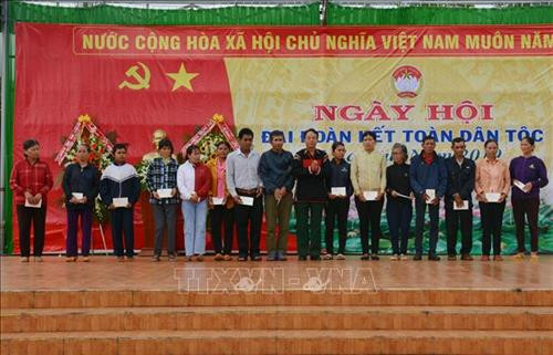 Chủ nhiệm Ủy ban Quốc phòng, an ninh của Quốc hội Võ Trọng Việt trao 15 suất quà tặng 15 hộ nghèo trên địa bàn. Ảnh: Hoài Thu – TTXVN