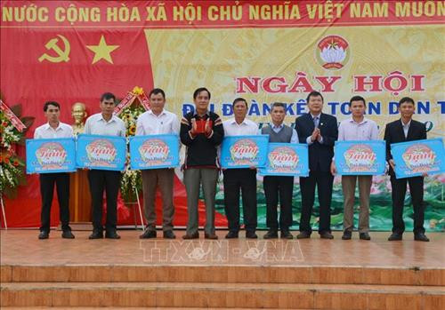 Trao 7 căn nhà đại đoàn kết cho các hộ gia đình có hoàn cảnh khó khăn. Ảnh: Hoài Thu – TTXVN