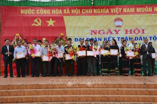 Khen thưởng hộ gia đình tiêu biểu trong thực hiện cuộc vận động “Toàn dân đoàn kết xây dựng nông thôn mới, đô thị văn minh”. Ảnh: Hoài Thu – TTXVN