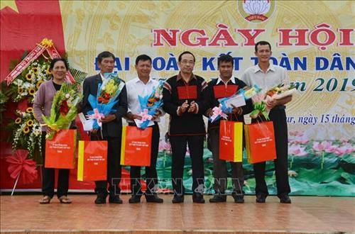 Ủy ban Trung ương Mặt trận Tổ quốc Việt Nam tặng quà cho hộ nghèo tại Ngày hội. Ảnh: Hoài Thu – TTXVN