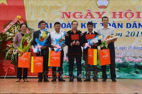 Ủy ban Trung ương Mặt trận Tổ quốc Việt Nam tặng quà cho hộ nghèo tại Ngày hội. Ảnh: Hoài Thu – TTXVN Ủy ban Trung ương Mặt trận Tổ quốc Việt Nam tặng quà cho hộ nghèo tại Ngày hội. Ảnh: Hoài Thu – TTXVN