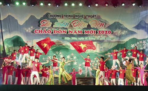 Tiết mục văn nghệ nằm trong chương trình "Sắc xuân Điện Biên". Ảnh: Xuân Tư - TTXVN