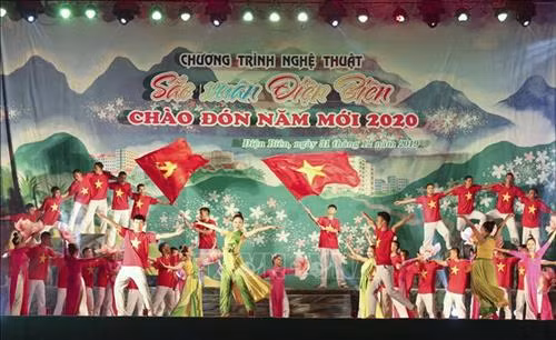 Tiết mục văn nghệ nằm trong chương trình "Sắc xuân Điện Biên". Ảnh: Xuân Tư - TTXVN