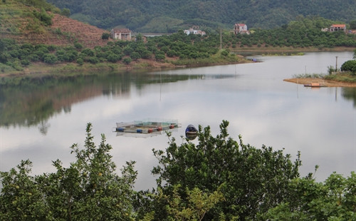 Người dân tận dụng mặt nước hồ để nuôi thủy sản .