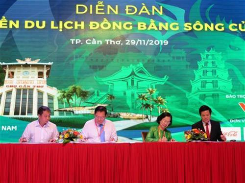 Ký kết hợp tác phát triển du lịch giữa các Hiệp hội Du lịch 3 miền Bắc - Trung - Nam. Ảnh: Ánh Tuyết - TTXVN Ký kết hợp tác phát triển du lịch giữa các Hiệp hội Du lịch 3 miền Bắc - Trung - Nam. Ảnh: Ánh Tuyết - TTXVN