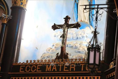 Nhà thờ là công trình kiệt tác bằng gỗ mang phong cách Basilica duy nhất còn lại trên thế giới. Ảnh: Thành Đạt – TTXVN Toàn cảnh nhà thờ Gỗ Kon Tum. Ảnh: Thành Đạt – TTXVN Các giáo dân đi lễ tại nhà thờ gỗ Kon Tum. Ảnh: Thành Đạt – TTXVN Nhà thờ gỗ Kon Tum nổi bật giữa cái nắng của Tây Nguyên. Ảnh: Thành Đạt – TTXVN Kiến trúc bên trong thánh đường nhà thờ Gỗ Kon Tum. Ảnh: Thành Đạt – TTXVN Kiến trúc bên trong thánh đường nhà thờ Gỗ Kon Tum. Ảnh: Thành Đạt – TTXVN Vẻ độc đáo của nhà thờ được xây dựng bằng chất liệu gỗ toát lên vẻ trang nghiêm của nơi thờ phụng mà vẫn rất gần gũi với cuộc sống của người dân. Ảnh: Thành Đạt - TTXVN