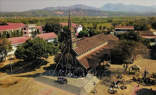 Nhà thờ là công trình kiệt tác bằng gỗ mang phong cách Basilica duy nhất còn lại trên thế giới. Ảnh: Thành Đạt – TTXVN Toàn cảnh nhà thờ Gỗ Kon Tum. Ảnh: Thành Đạt – TTXVN Các giáo dân đi lễ tại nhà thờ gỗ Kon Tum. Ảnh: Thành Đạt – TTXVN Nhà thờ gỗ Kon Tum nổi bật giữa cái nắng của Tây Nguyên. Ảnh: Thành Đạt – TTXVN Kiến trúc bên trong thánh đường nhà thờ Gỗ Kon Tum. Ảnh: Thành Đạt – TTXVN Kiến trúc bên trong thánh đường nhà thờ Gỗ Kon Tum. Ảnh: Thành Đạt – TTXVN Vẻ độc đáo của nhà thờ được xây dựng bằng chất liệu gỗ toát lên vẻ trang nghiêm của nơi thờ phụng mà vẫn rất gần gũi với cuộc sống của người dân. Ảnh: Thành Đạt - TTXVN