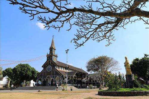 Nhà thờ là công trình kiệt tác bằng gỗ mang phong cách Basilica duy nhất còn lại trên thế giới. Ảnh: Thành Đạt – TTXVN Toàn cảnh nhà thờ Gỗ Kon Tum. Ảnh: Thành Đạt – TTXVN Các giáo dân đi lễ tại nhà thờ gỗ Kon Tum. Ảnh: Thành Đạt – TTXVN Nhà thờ gỗ Kon Tum nổi bật giữa cái nắng của Tây Nguyên. Ảnh: Thành Đạt – TTXVN Kiến trúc bên trong thánh đường nhà thờ Gỗ Kon Tum. Ảnh: Thành Đạt – TTXVN Kiến trúc bên trong thánh đường nhà thờ Gỗ Kon Tum. Ảnh: Thành Đạt – TTXVN Vẻ độc đáo của nhà thờ được xây dựng bằng chất liệu gỗ toát lên vẻ trang nghiêm của nơi thờ phụng mà vẫn rất gần gũi với cuộc sống của người dân. Ảnh: Thành Đạt - TTXVN