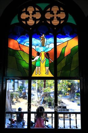 Thiết kế nhà thờ gỗ Kon Tum nhìn từ trên cao. Ảnh: Thành Đạt – TTXVN Thánh đường có nhiều khung cửa kính màu vẽ các điển tích trong kinh thánh, có tác dụng lấy ánh sáng vừa tạo thêm vẻ rực rỡ, tráng lệ cho giáo đường. Ảnh: Thành Đạt – TTXVN