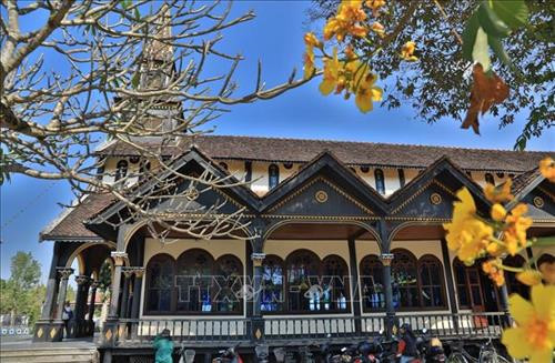 Nhà thờ là công trình kiệt tác bằng gỗ mang phong cách Basilica duy nhất còn lại trên thế giới. Ảnh: Thành Đạt – TTXVN Toàn cảnh nhà thờ Gỗ Kon Tum. Ảnh: Thành Đạt – TTXVN Các giáo dân đi lễ tại nhà thờ gỗ Kon Tum. Ảnh: Thành Đạt – TTXVN Nhà thờ gỗ Kon Tum nổi bật giữa cái nắng của Tây Nguyên. Ảnh: Thành Đạt – TTXVN Kiến trúc bên trong thánh đường nhà thờ Gỗ Kon Tum. Ảnh: Thành Đạt – TTXVN Kiến trúc bên trong thánh đường nhà thờ Gỗ Kon Tum. Ảnh: Thành Đạt – TTXVN Vẻ độc đáo của nhà thờ được xây dựng bằng chất liệu gỗ toát lên vẻ trang nghiêm của nơi thờ phụng mà vẫn rất gần gũi với cuộc sống của người dân. Ảnh: Thành Đạt - TTXVN