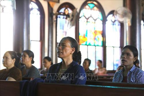 Nhà thờ là công trình kiệt tác bằng gỗ mang phong cách Basilica duy nhất còn lại trên thế giới. Ảnh: Thành Đạt – TTXVN Toàn cảnh nhà thờ Gỗ Kon Tum. Ảnh: Thành Đạt – TTXVN Các giáo dân đi lễ tại nhà thờ gỗ Kon Tum. Ảnh: Thành Đạt – TTXVN Nhà thờ gỗ Kon Tum nổi bật giữa cái nắng của Tây Nguyên. Ảnh: Thành Đạt – TTXVN Kiến trúc bên trong thánh đường nhà thờ Gỗ Kon Tum. Ảnh: Thành Đạt – TTXVN Kiến trúc bên trong thánh đường nhà thờ Gỗ Kon Tum. Ảnh: Thành Đạt – TTXVN Vẻ độc đáo của nhà thờ được xây dựng bằng chất liệu gỗ toát lên vẻ trang nghiêm của nơi thờ phụng mà vẫn rất gần gũi với cuộc sống của người dân. Ảnh: Thành Đạt - TTXVN