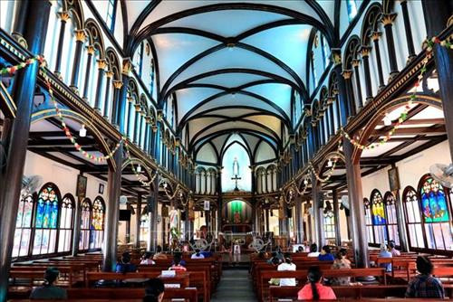 Nhà thờ là công trình kiệt tác bằng gỗ mang phong cách Basilica duy nhất còn lại trên thế giới. Ảnh: Thành Đạt – TTXVN Toàn cảnh nhà thờ Gỗ Kon Tum. Ảnh: Thành Đạt – TTXVN Các giáo dân đi lễ tại nhà thờ gỗ Kon Tum. Ảnh: Thành Đạt – TTXVN Nhà thờ gỗ Kon Tum nổi bật giữa cái nắng của Tây Nguyên. Ảnh: Thành Đạt – TTXVN Kiến trúc bên trong thánh đường nhà thờ Gỗ Kon Tum. Ảnh: Thành Đạt – TTXVN Kiến trúc bên trong thánh đường nhà thờ Gỗ Kon Tum. Ảnh: Thành Đạt – TTXVN Vẻ độc đáo của nhà thờ được xây dựng bằng chất liệu gỗ toát lên vẻ trang nghiêm của nơi thờ phụng mà vẫn rất gần gũi với cuộc sống của người dân. Ảnh: Thành Đạt - TTXVN