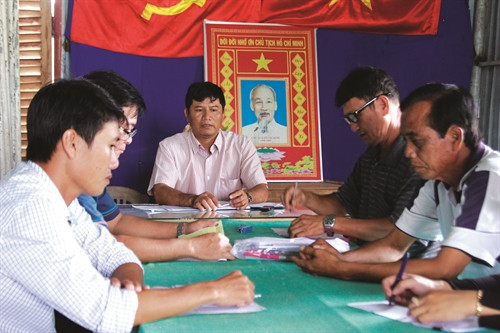 Không chỉ là nông dân Khmer sản xuất giỏi, anh Kim Khỏe còn là một cán bộ mẫn cán, một hòa giải viên được bà con tín nhiệm Không chỉ là nông dân Khmer sản xuất giỏi, anh Kim Khỏe còn là một cán bộ mẫn cán, một hòa giải viên được bà con tín nhiệm