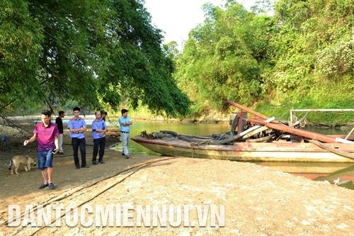 Chiều 6/5, một nhóm 4 em học sinh cấp 2 ở Trường trung học cơ sở Vĩnh Ninh, xã Vinh Ninh, huyện Vĩnh Lộc (Thanh Hóa) rủ nhau ra sông Mã tắm đã bị trượt chân xuống khu vực nước sâu và chết đuối. Trong ảnh: Lực lượng cứu hộ đang tích cực tìm kiếm các nạn nhân. Ảnh: Đinh Thùy Chiều 25/5, một nhóm 6 em học sinh lớp 6 Trường trung học cơ sở Quang Kim, huyện Bát Xát (Lào Cai) rủ nhau ra suối Ngòi San tắm, 4 em đã bị đuối nước thương tâm. Trong ảnh: Hiện trường khu vực xảy ra vụ đuối nước. Ảnh: Đinh Thùy Chiều 6/5, một nhóm 4 em học sinh cấp 2 ở Trường trung học cơ sở Vĩnh Ninh, xã Vinh Ninh, huyện Vĩnh Lộc (Thanh Hóa) rủ nhau ra sông Mã tắm đã bị trượt chân xuống khu vực nước sâu và chết đuối. Trong ảnh: Lực lượng cứu hộ đang tích cực tìm kiếm các nạn nhân. Ảnh: Đinh Thùy Chiều 25/5, một nhóm 6 em học sinh lớp 6 Trường trung học cơ sở Quang Kim, huyện Bát Xát (Lào Cai) rủ nhau ra suối Ngòi San tắm, 4 em đã bị đuối nước thương tâm. Trong ảnh: Hiện trường khu vực xảy ra vụ đuối nước. Ảnh: Đinh Thùy