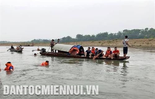 Chiều 6/5, một nhóm 4 em học sinh cấp 2 ở Trường trung học cơ sở Vĩnh Ninh, xã Vinh Ninh, huyện Vĩnh Lộc (Thanh Hóa) rủ nhau ra sông Mã tắm đã bị trượt chân xuống khu vực nước sâu và chết đuối. Trong ảnh: Lực lượng cứu hộ đang tích cực tìm kiếm các nạn nhân. Ảnh: Đinh Thùy Chiều 25/5, một nhóm 6 em học sinh lớp 6 Trường trung học cơ sở Quang Kim, huyện Bát Xát (Lào Cai) rủ nhau ra suối Ngòi San tắm, 4 em đã bị đuối nước thương tâm. Trong ảnh: Hiện trường khu vực xảy ra vụ đuối nước. Ảnh: Đinh Thùy Chiều 6/5, một nhóm 4 em học sinh cấp 2 ở Trường trung học cơ sở Vĩnh Ninh, xã Vinh Ninh, huyện Vĩnh Lộc (Thanh Hóa) rủ nhau ra sông Mã tắm đã bị trượt chân xuống khu vực nước sâu và chết đuối. Trong ảnh: Lực lượng cứu hộ đang tích cực tìm kiếm các nạn nhân. Ảnh: Đinh Thùy Chiều 25/5, một nhóm 6 em học sinh lớp 6 Trường trung học cơ sở Quang Kim, huyện Bát Xát (Lào Cai) rủ nhau ra suối Ngòi San tắm, 4 em đã bị đuối nước thương tâm. Trong ảnh: Hiện trường khu vực xảy ra vụ đuối nước. Ảnh: Đinh Thùy