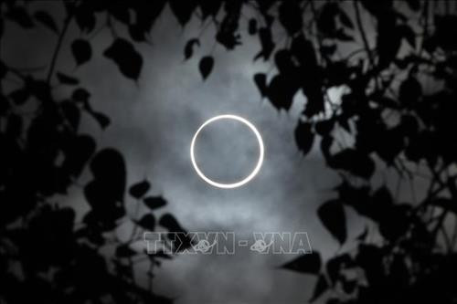 Hiện tượng nhật thực vòng tròn lửa trên bầu trời nhìn từ thành phố Dindigul, bang Tamil Nadu, Ấn Độ, ngày 26/12/2019. Ảnh: AFP/ TTXVN