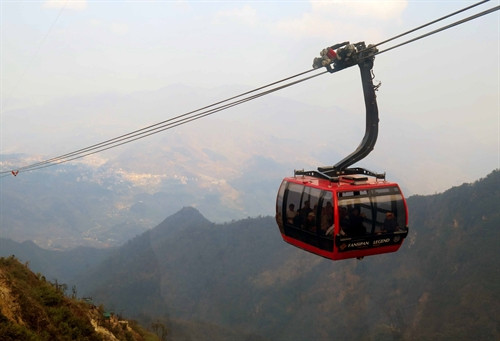 Từ tuabin cáp treo, du khách có thể quan sát được phong cảnh nùi rừng hùng vĩ ở bên dưới. Từ tuabin cáp treo, du khách có thể quan sát được phong cảnh nùi rừng hùng vĩ ở bên dưới.
