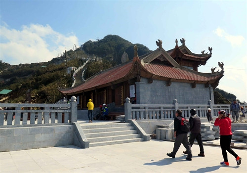 Du khách tham quan chùa Hạ trên đỉnh Fansipan Du khách tham quan chùa Hạ trên đỉnh Fansipan