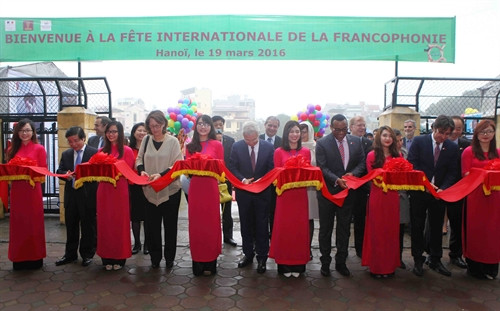 Chủ tịch Quốc hội Pháp Claude Bartolone (giữa) và các đại biểu cắt băng khia mạc Ngày hội văn hóa Pháp ngữ 2016. Ảnh: Quý Trung- TTXVN