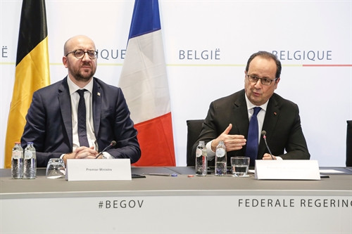 Thủ tướng Bỉ Charles Michel (trái) và Tổng thống Pháp François Hollande (phải) nhấn mạnh sẽ tiếp tục tăng cường hợp tác trong cuộc chiến chống khủng bố. AFP/ TTXVN