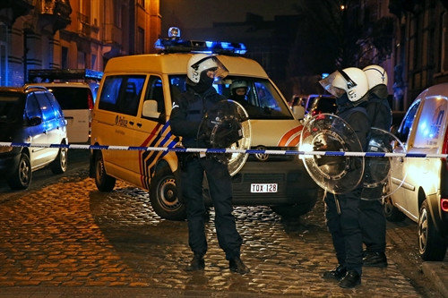 Cảnh sát Bỉ phong tỏa tuyến đường dẫn tới Molenbeek trong chiến dịch truy quét khủng bố ngày 18/3. AFP/TTXVN