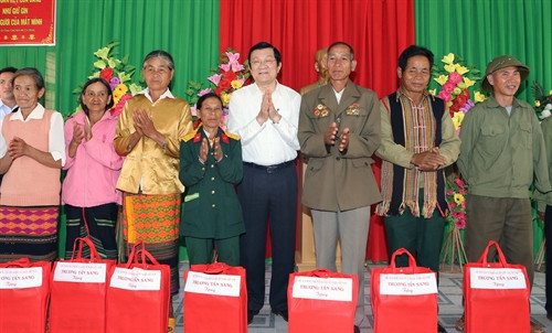 Chủ tịch nước Trương Tấn Sang tặng quà cho các hộ gia đình dân tộc thiểu số tiêu biểu của xã biên giới Quảng Trực, huyện Tuy Đức. Ảnh: Nguyễn Khang-TTXVN Chủ tịch nước Trương Tấn Sang tặng quà cho các hộ gia đình dân tộc thiểu số tiêu biểu của xã biên giới Quảng Trực, huyện Tuy Đức. Ảnh: Nguyễn Khang-TTXVN