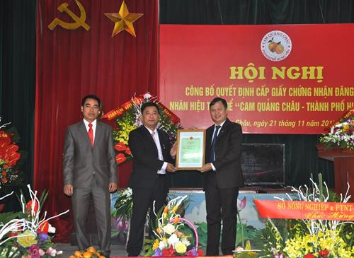 Phó Chủ tịch UBND tỉnh Hưng Yên Nguyễn Minh Quang trao Giấy chứng nhận nhãn hiệu tập thể “Cam Quảng Châu, thành phố Hưng Yên”. Ảnh: Mai Ngoan-TTXVN
