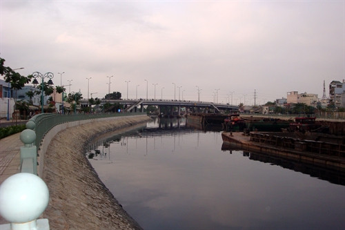 Phương tiện thi công cuối cùng vận chuyển bùn ra khỏi dòng kênh Tân Hóa-Lò Gốm